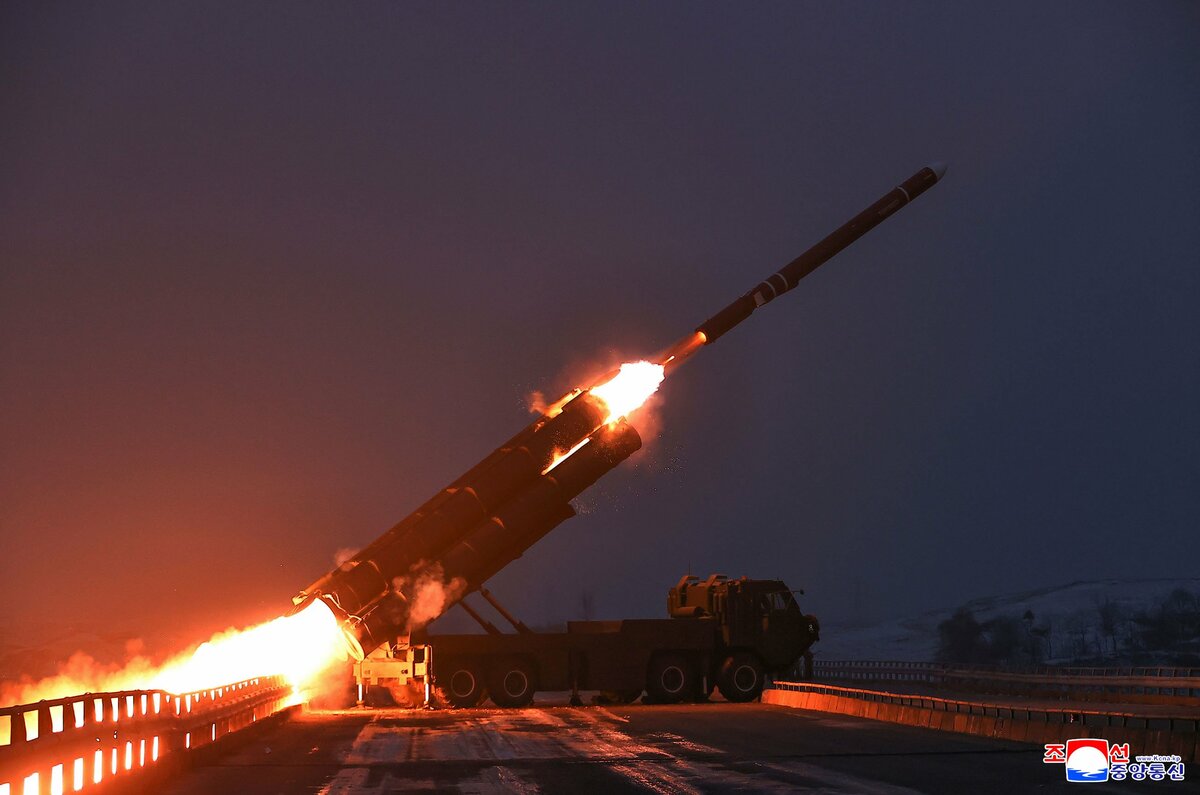 金正恩総書記が巡航ミサイル発射訓練に立ち会い “ミサイルが命中する