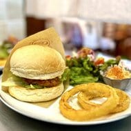 毎日焼き上げる自家製イングリッシュマフィンが人気…木のぬくもりに包まれた桑名の隠れ家カフェ