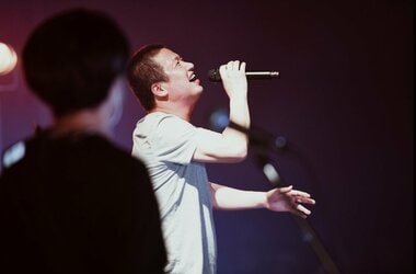 会場は日本なのに…中国国内“ライブ禁止”のロック歌手の歌を聞くためだけに多数の中国…