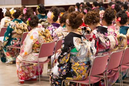 成人式の振袖レンタルの予約は5割以上の方が半年以上前にしている一方で、3ヶ月以内になってから予約する方は約3割もいることが判明!株式会社渡辺写真館が「成人式の振袖のレンタル」に関する調査を実施!