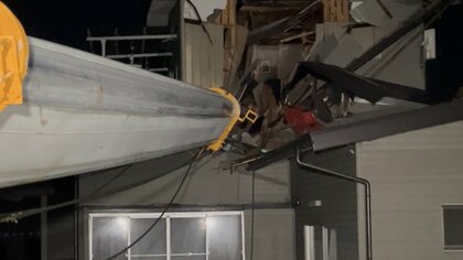 大型クレーン車が住宅を直撃　屋根を突き破る　岩手県北上市