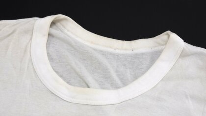 「何度洗っても落ちない…」しつこい白Tシャツの黄ばみは「つけ置き洗い」で落とせる！洗濯研究家が正しい手順を解説 