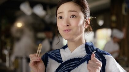 上戸彩　涼しげな浴衣姿で“笑顔になる”食べっぷり　この夏の楽しみは「手作りの味噌で味噌汁を…」