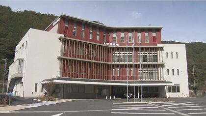 川の深みにはまった子供を助けようとして転落か　キャンプに訪れていた東京と名古屋の50代男性が溺れかける　病院に搬送もけがは無し