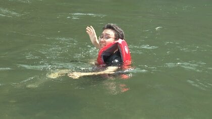 防災士アナ・上垣皓太朗が川の危険を体験取材「こんなにすぐに流されるとは」水の事故防ぐ「ラッコのポーズ」