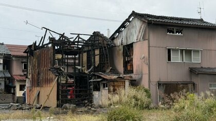 焼け跡から1人の遺体　勝山市元町で住宅が全焼　住人男性と連絡取れず　隣接する3棟にも延焼