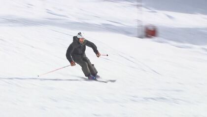 青空の下、初滑りを楽しむスキーヤーやスノーボーダー　日本一標高の高い場所にある志賀高原の横手山・渋峠スキー場