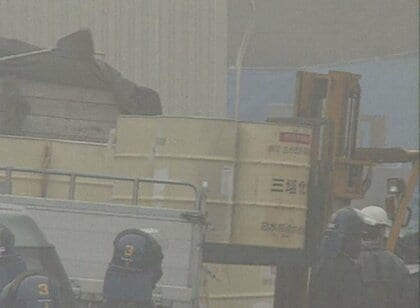 上九一色村の教団施設から押収された薬品類