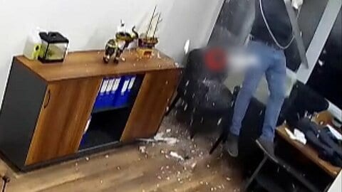 【映像】天井抜け男性2階から落下もなぜか「みんな大爆笑でした」　1階の床にストンと着地し“かすり傷”　トルコ