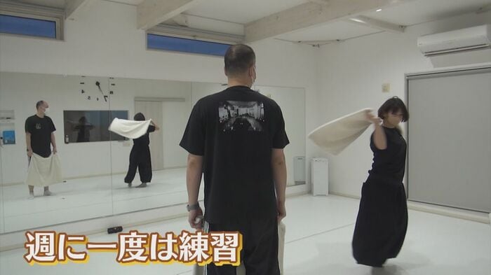 振り付けは動画などを参考に自ら考える