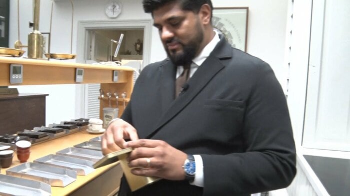 茶葉が入った缶を取り出すと…