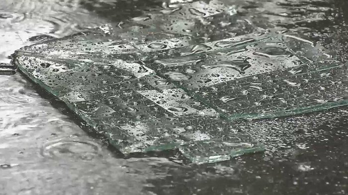 窓ガラスは割れて粉々に