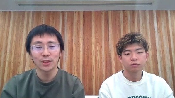 福井県立大学の瀧澤文雄准教授（左）と卒業生の伊藤文哉さん（右）
