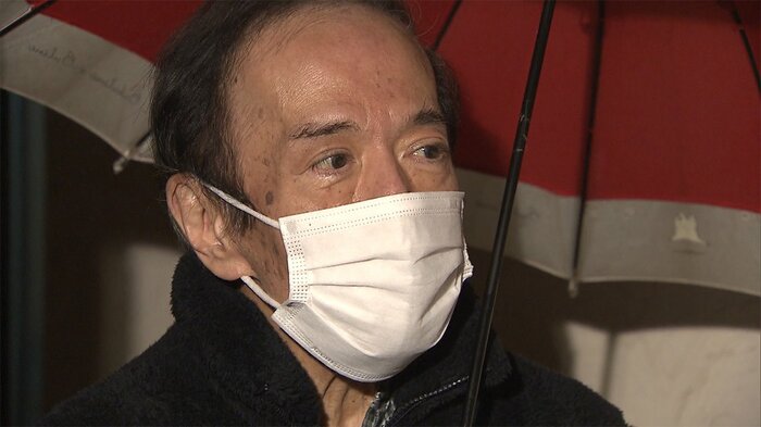 10日夜、自宅で取材に応じる植田氏
