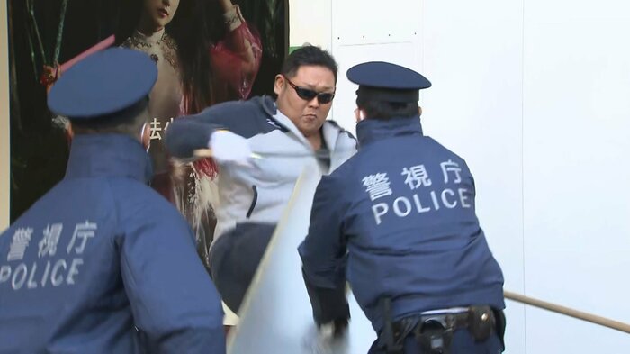 抵抗する刃物男(訓練)