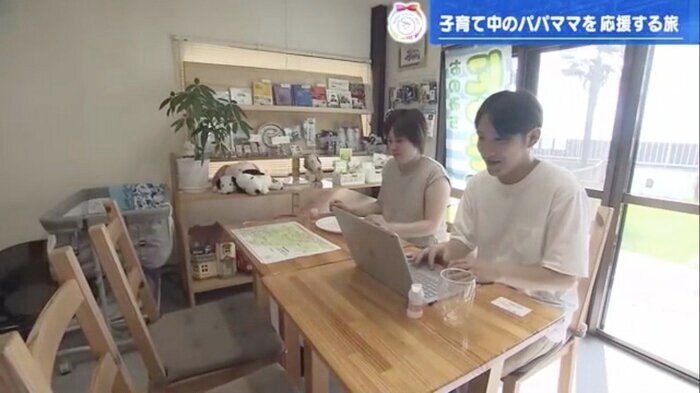 ゲストハウスのリビングでリモートワーク