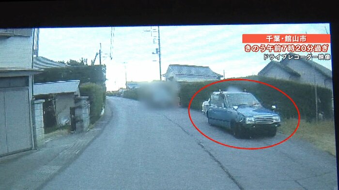 乗り捨てられたとみられるタクシー ドアが開いており運転手の姿はない