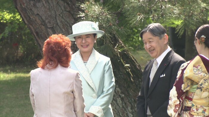 野沢雅子さんと懇談される両陛下
