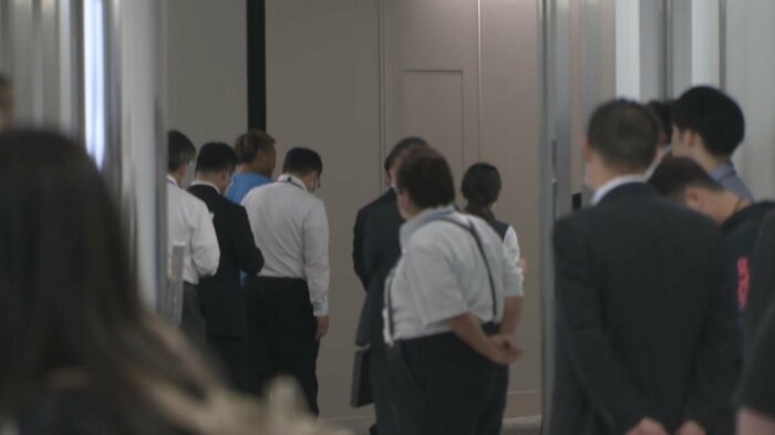 飛行機を降りたガーシー容疑者(水色の衣服の人物)