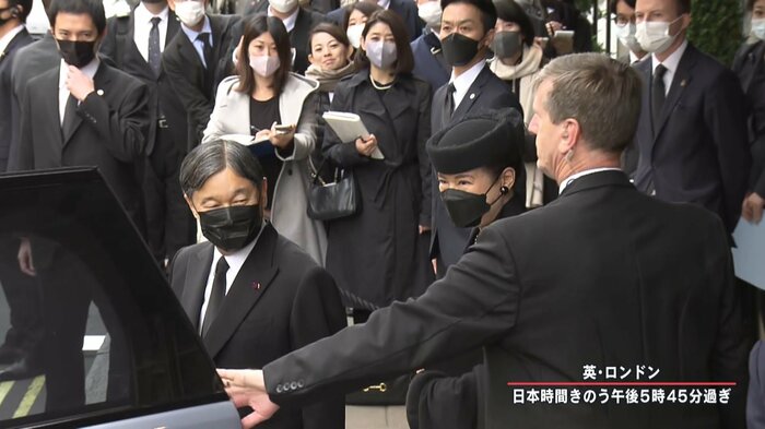 滞在先のホテルから会場に向かわれる両陛下
