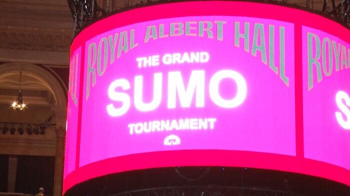 どの座席の観客でも力士の動きを追えるよう屋形の上に回転式スクリーンを設置