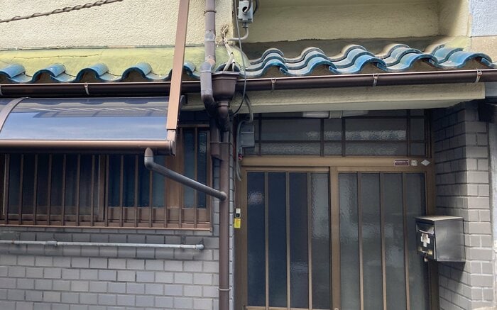 女性が餓死しているのが見つかった住宅