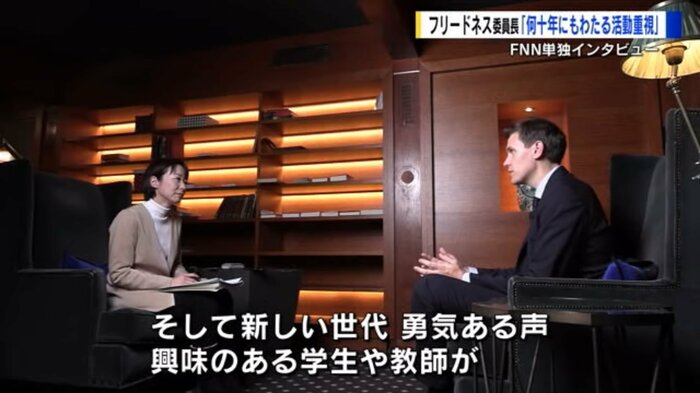 若木憲子記者(左)