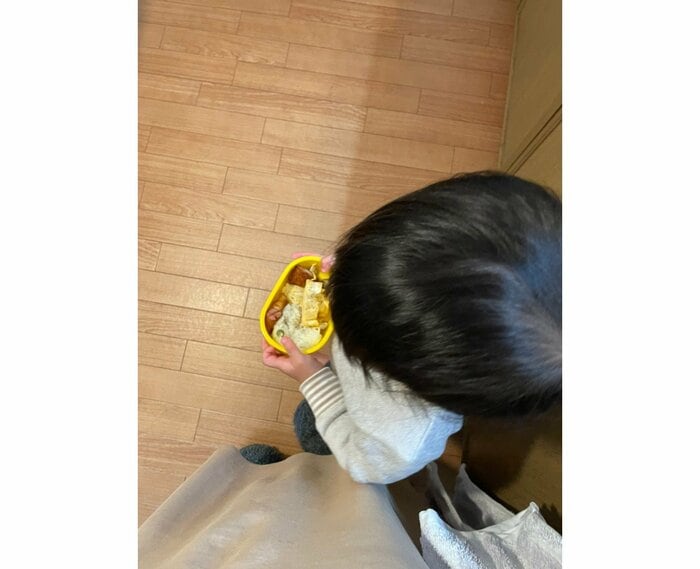 ロボット掃除機から弁当を持って逃げている次男(提供:PUIPUIかぼすさん)