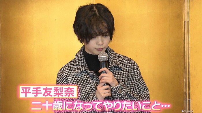 考える平手友梨奈