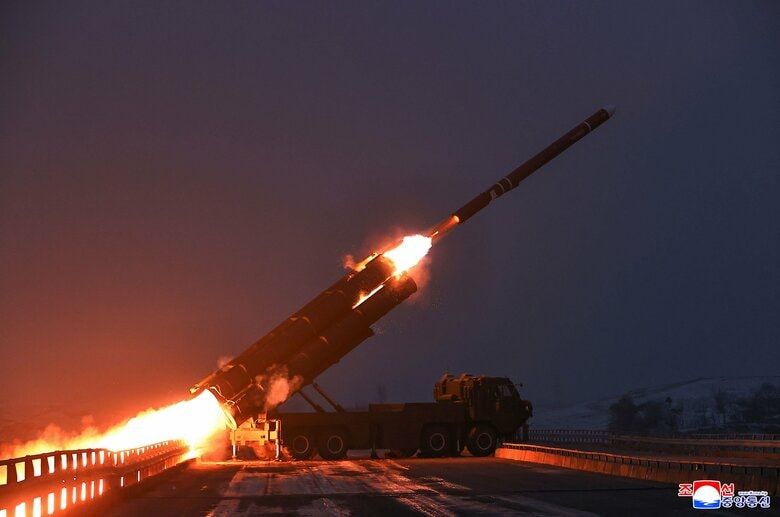 金正恩総書記が巡航ミサイル発射訓練に立ち会い　“ミサイルが命中する瞬間”の写真公開｜FNNプライムオンライン