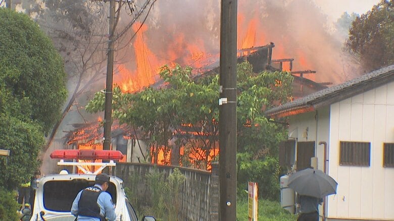 「聞いたことのない雷が鳴った」落雷で住宅が全焼か 富山市吉作 消火に2時間半 富山県西部では一時レベル3大雨警報も|FNNプライムオンライン