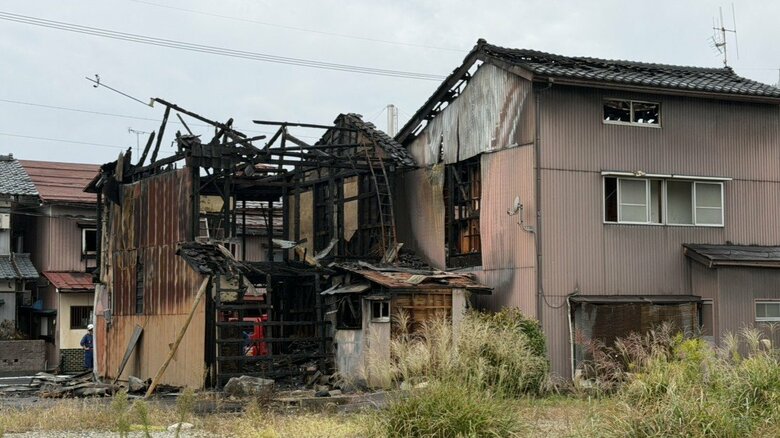 焼け跡から1人の遺体　勝山市元町で住宅が全焼　住人男性と連絡取れず　隣接する3棟にも延焼｜FNNプライムオンライン