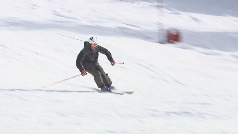 青空の下、初滑りを楽しむスキーヤーやスノーボーダー　日本一標高の高い場所にある志賀高原の横手山・渋峠スキー場｜FNNプライムオンライン