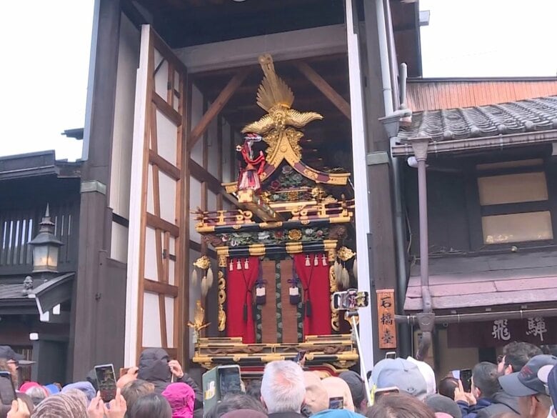 からくり奉納は屋台蔵で…飛騨地方の伝統行事『春の高山祭』2日目はあいにくの雨 午前の屋台曳き揃えは中止に｜FNNプライムオンライン