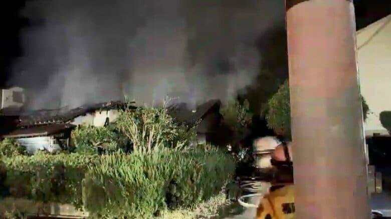 「家から火が出ている」　福岡市博多区で住宅火災　焼け跡から1人の遺体　1人暮らしの高齢女性と連絡取れず｜FNNプライムオンライン