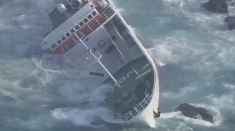 伊豆諸島・神津島で漁船が座礁　エンジン故障で航行不能に　24人救助、1人不明｜FNNプライムオンライン
