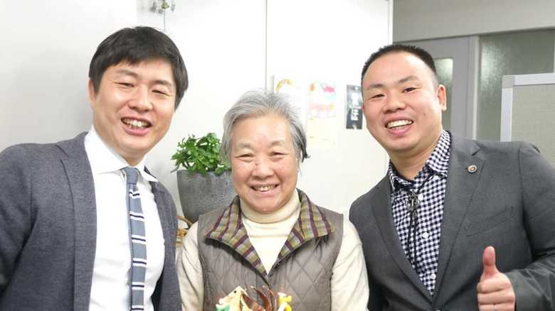南和行さん(左)南さんの母(中)吉田さん(右)