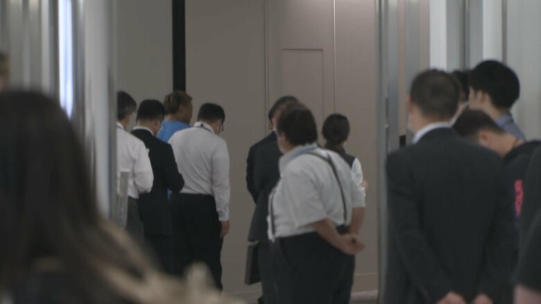 飛行機を降りたガーシー容疑者(水色の衣服の人物)