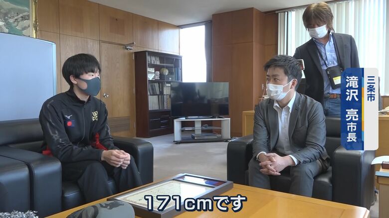 齊藤鳳人さん（左）　三条市の滝沢亮 市長（右）