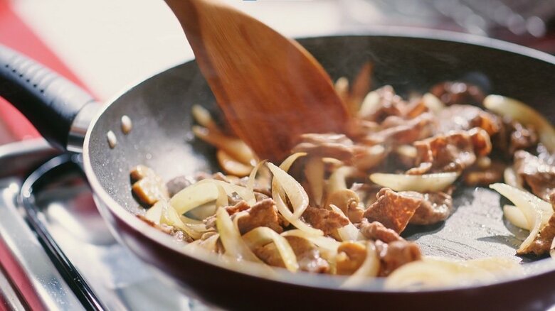 お肉とタマネギを炒めて（提供：ハウス食品株式会社）