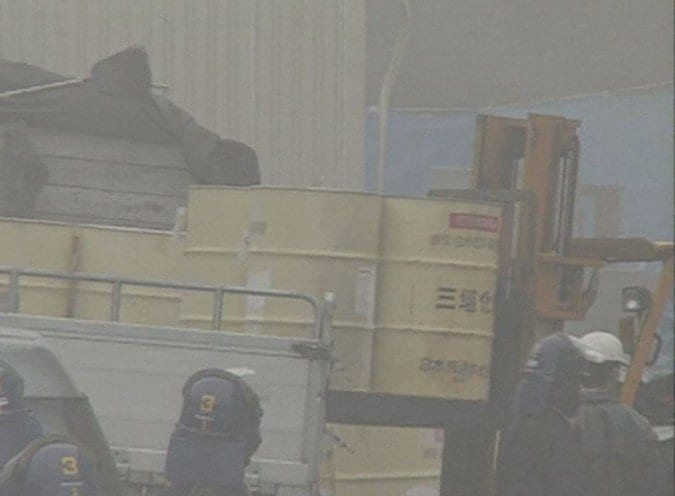 上九一色村の教団施設から押収された薬品類