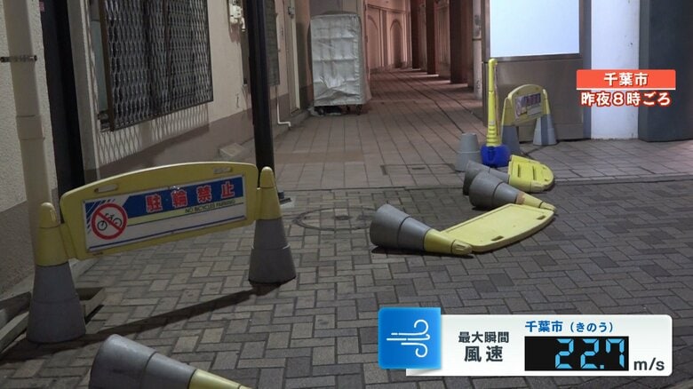 千葉市内は多くの看板などが倒れたまま…