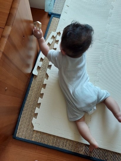 マットをはがす“いたずら”中の息子さん