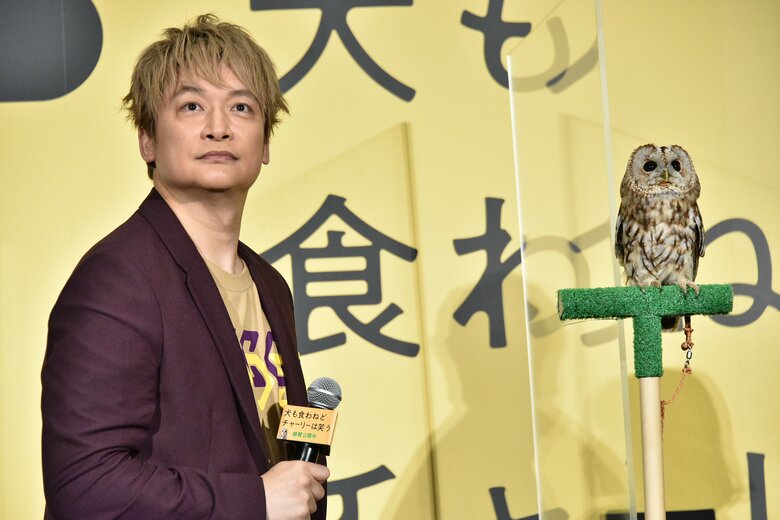 香取慎吾さんとフクロウのマルちゃん