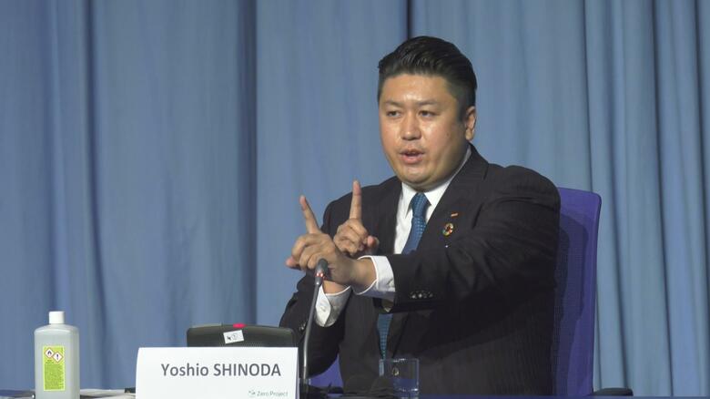 プレゼンをする篠田吉央キャスター