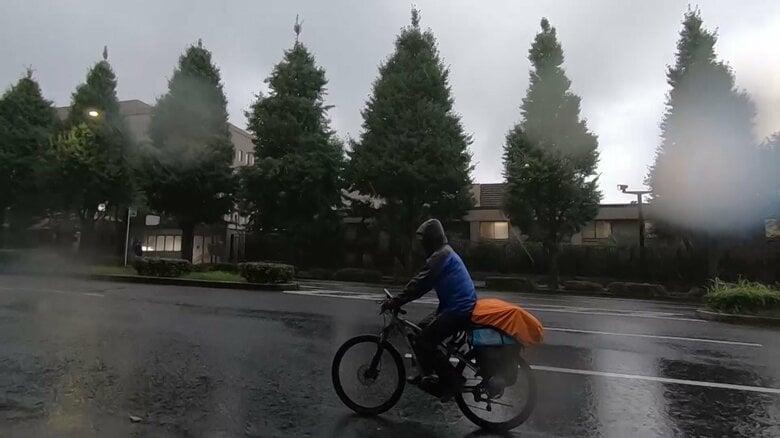 借金返済のため台風の中でも配達に出る