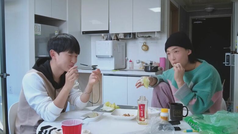 寮で食事をするソク(左)とヒョク(右)　1VERSE公式YouTubeより