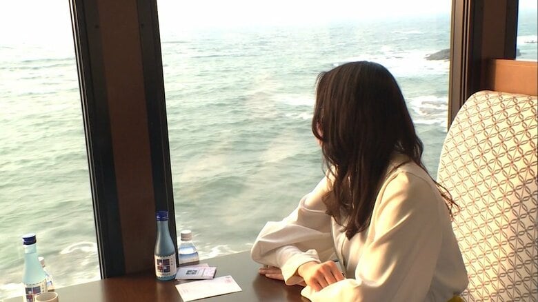 海のすぐそばを走る