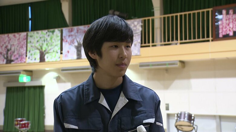 荷物置き台を作った黒坂 慎さん(16)