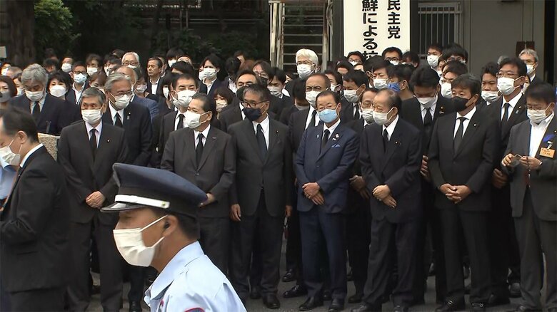 自民党前では党役員･職員らが、故人を待ち受けた